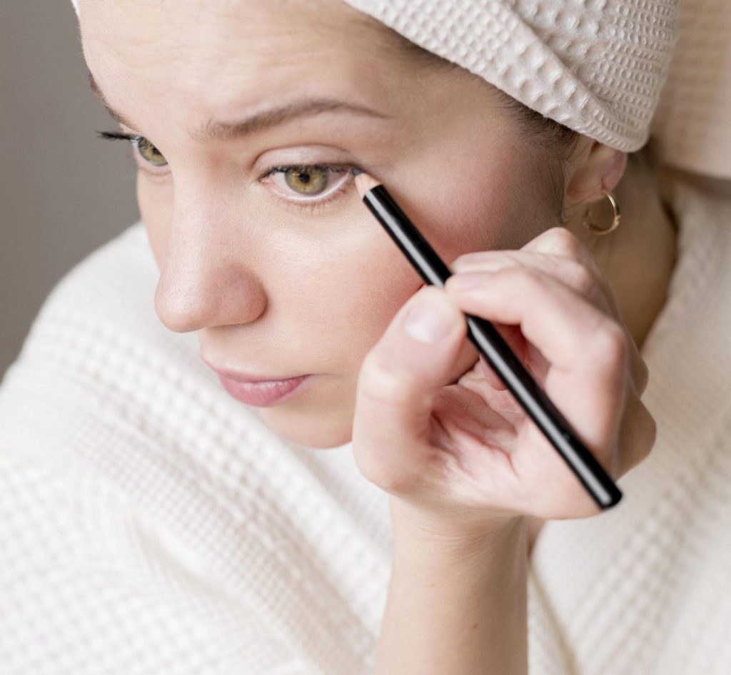 Errores al maquillarte que envejecen - Mujer eye-liner